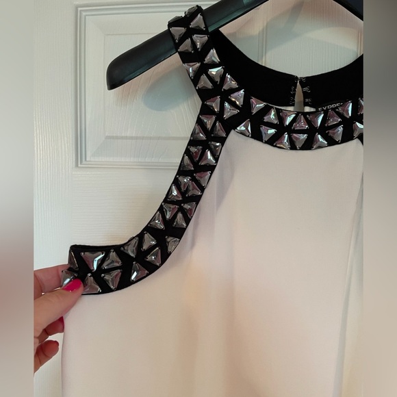 Express Embellished Top Ivory Black Trim Silver Triangles - Picture 2 of 6